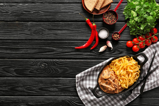 Maukas naudanliha stroganoff pastan kanssa pöydällä - Valokuva, kuva