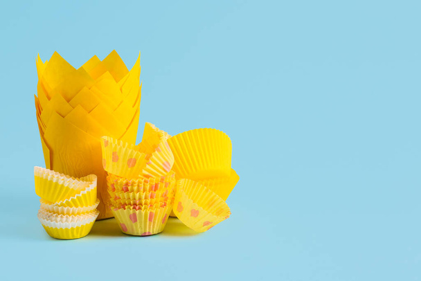 Muffin baking cups on color background - Φωτογραφία, εικόνα