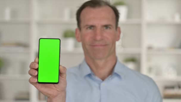 Πορτρέτο του μεσαίωνα επιχειρηματίας κρατώντας Smartphone με Chroma οθόνη  - Πλάνα, βίντεο