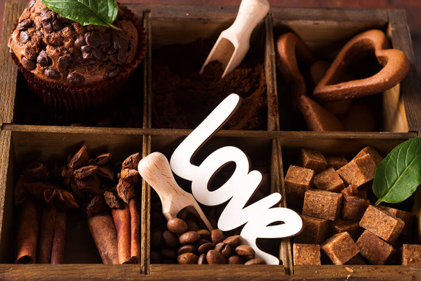 Especiarias, café e biscoitos em caixa de madeira, close-up
 - Foto, Imagem