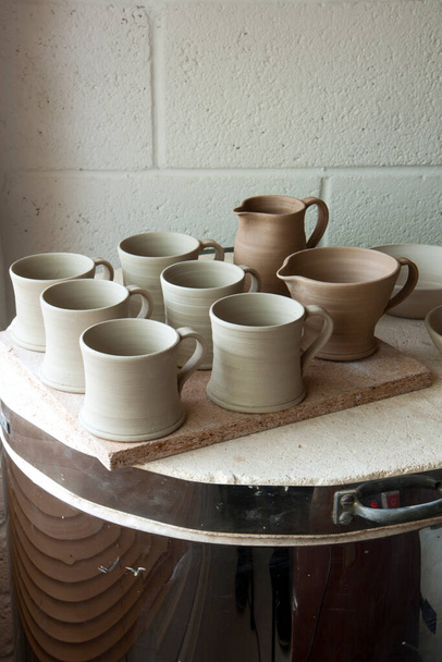 Arbeiten am Ofen in einem Keramik-Töpferatelier - Foto, Bild