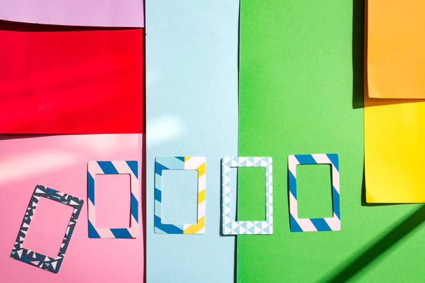 Copertine posteriori in plastica multicolore per telefoni cellulari e telefono sullo sfondo multicolore
 - Foto, immagini