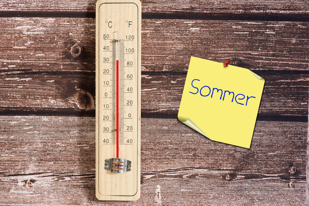 Un thermomètre montre une température élevée en été
 - Photo, image
