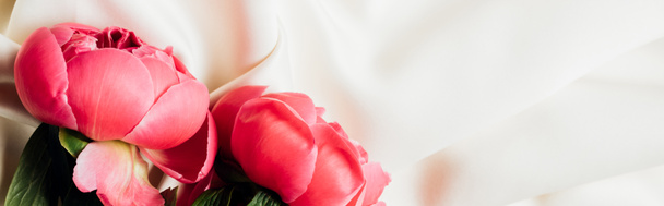 白い布にピンク色の牡丹の花束のトップビュー,パノラマショット - 写真・画像