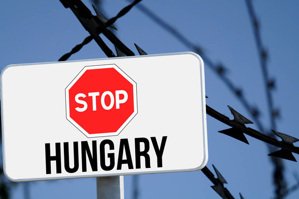 Szögesdrót a magyar határon - Fotó, kép