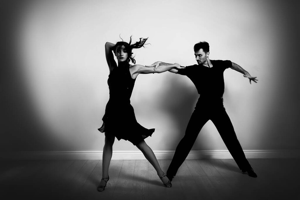 Passionate young couple dancing in modern studio - Fotoğraf, Görsel