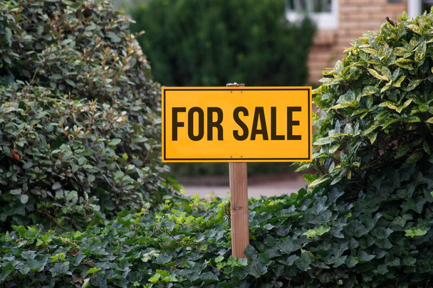 Ένα σπίτι ασπίδα προς πώληση - Φωτογραφία, εικόνα