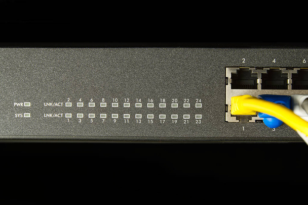 Netzwerk-Switch und Ethernet-Kabel im Schrank. Netzwerkverbindungstechnologie schiebt cat6 und cat5 Drähte an. Netzwerktausch und Kabel. - Foto, Bild