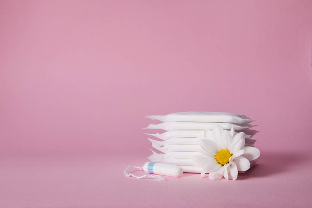 menstrual sanitary cotton pads, tampon and chamomile flower - Zdjęcie, obraz