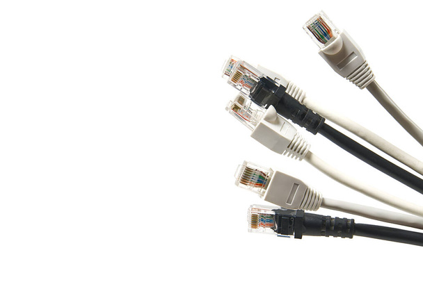 cable de internet cat6 cat5. el concepto de conexión a una red de Internet o prestación de servicios de construcción, reparación e Internet de alta velocidad
. - Foto, imagen