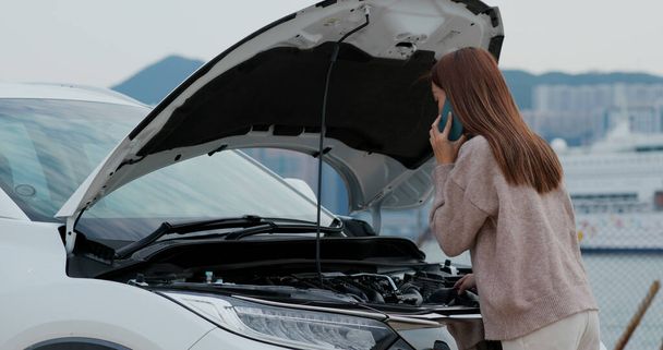 Γυναίκα κλήση για βοήθεια με το πρόβλημα του αυτοκινήτου στο δρόμο - Φωτογραφία, εικόνα