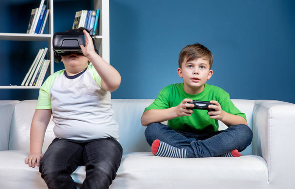 Der Einsatz von VR kann kleinen Kindern helfen, Empathie zu steigern und Bildung zu fördern, aber Eltern müssen die Zeit begrenzen, die Kinder mit VR, Smartphones, Computern oder Videospielen verbringen können.. - Foto, Bild