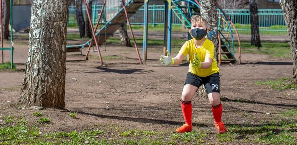 Genç futbolcu, Coronavirus salgını sırasında evin bahçesinde topla antrenman yapıyor. - Fotoğraf, Görsel