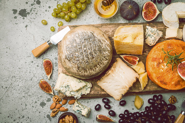 vários tipos de queijo na placa de corte de madeira, vista superior - Foto, Imagem