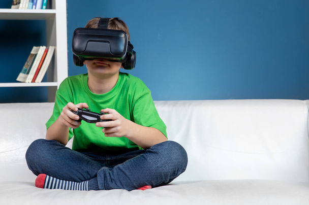 Using VR can benefit young kids in increasing empathy and help education, but parents must limit the time kids can use VR, smart phones, computers or playing video games. - Фото, изображение