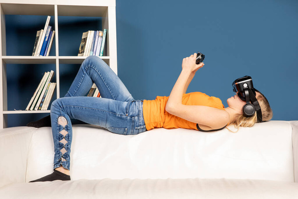 Using VR can benefit young kids in increasing empathy and help education, but parents must limit the time kids can use VR, smart phones, computers or playing video games. - Foto, Imagen