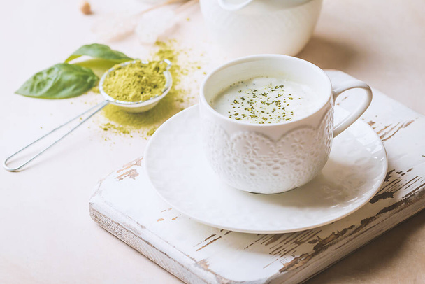 Zelený čaj matcha latte šálek na světlém pozadí. Koncepce zdravé stravy, superfood, antioxidant, čištění - Fotografie, Obrázek