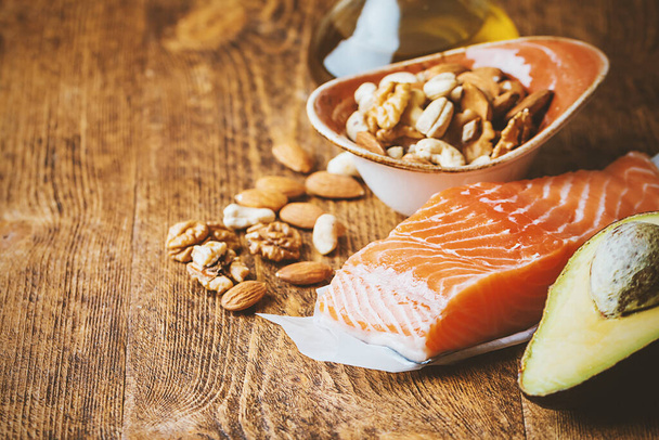 Здорові жири в харчуванні лосось, авокадо, олія, горіхи. Концепція здорової їжі
 - Фото, зображення