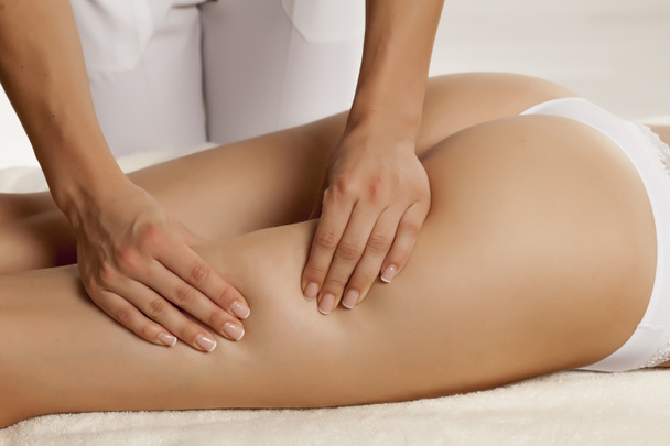 massage anti-cellulite sur les jambes des jeunes femmes
 - Photo, image