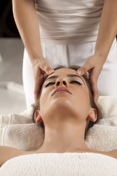 Genç bir kadın yüz akupunktur tedavisi görüyor. - Fotoğraf, Görsel