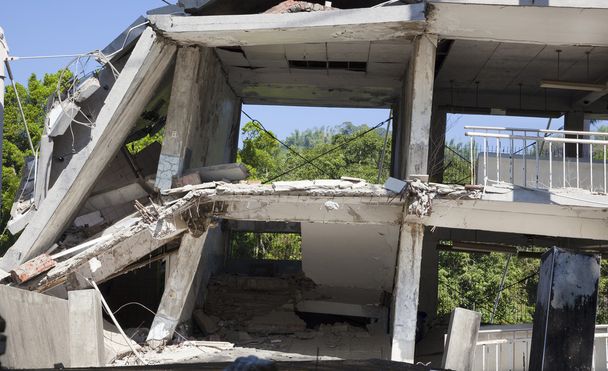 Старое здание разрушено во время землетрясения
 - Фото, изображение