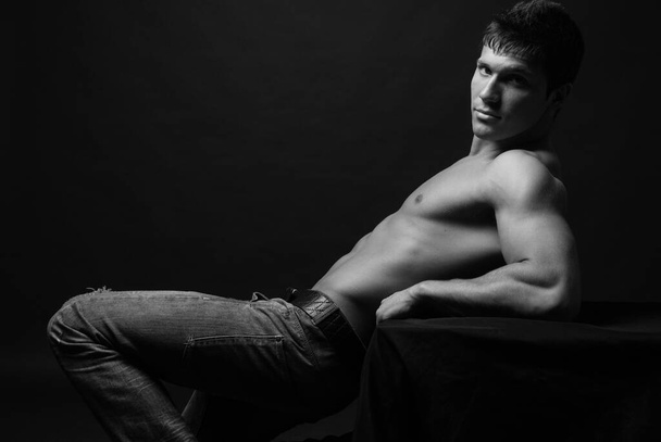 Stüdyoda fitness erkek modeli - Fotoğraf, Görsel