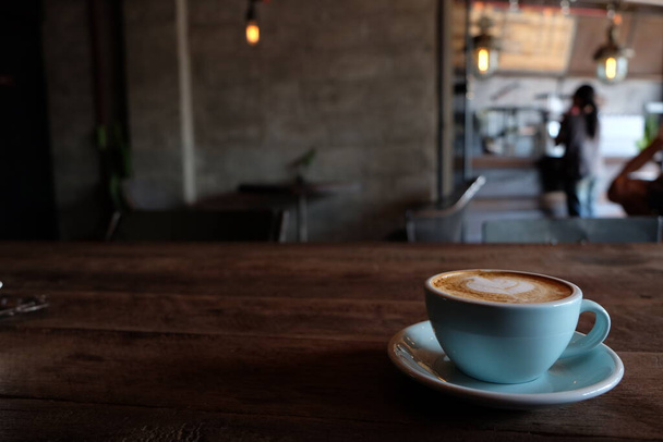 чашка кофе на столе в кафе - изображение эффекта винтажного стиля
 - Фото, изображение
