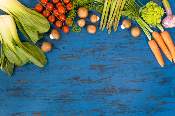 Taze sebzeler mavi, eski ahşap arka plan - Fotoğraf, Görsel