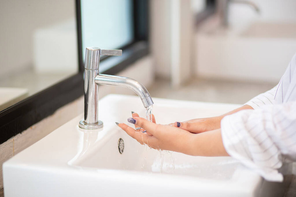 Hände mit sauberem Wasser waschen, um Bakterien abzutöten. Hygienekonzepte beugen Keimen und Bakterien vor und vermeiden Virusinfektionen. - Foto, Bild