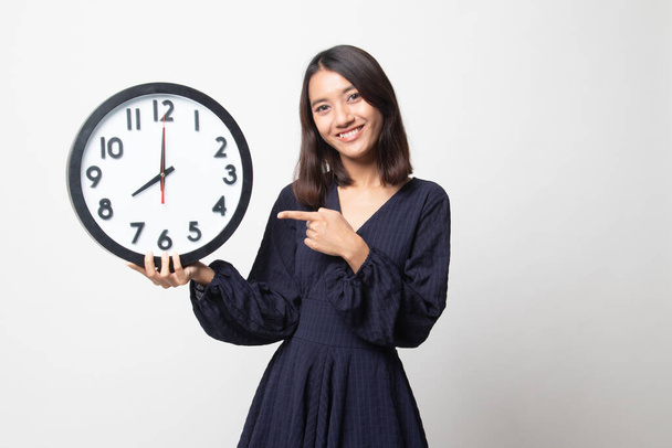 Młoda kobieta azjatyckich punkt do zegara na białym tle - Zdjęcie, obraz
