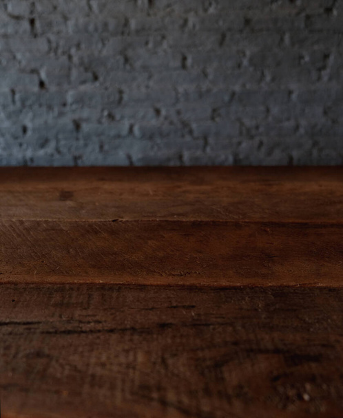 素朴なレンガのテクスチャの背景に隔離された木製のテーブルやカウンターの空の上。製品表示用 - 写真・画像