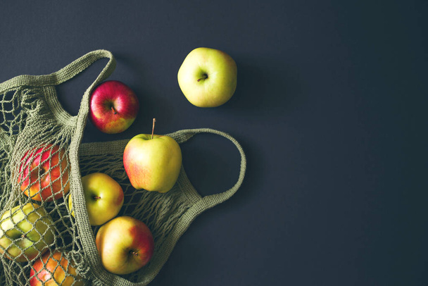 Apples in the eco net bag. Caring for the environment, recycling - 写真・画像