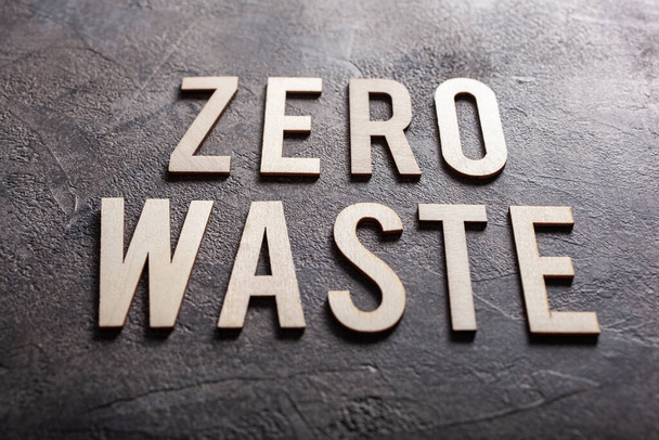 nul afval woord tekst houten letters op beton achtergrond - Foto, afbeelding