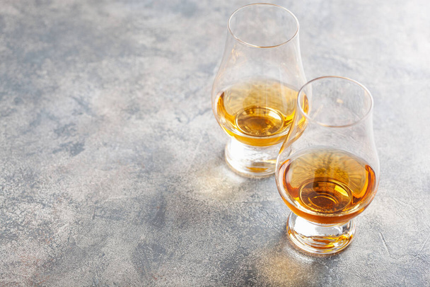 bicchiere di distillato di whisky su sfondo grigio cemento - Foto, immagini