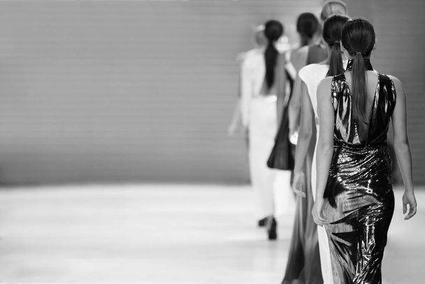 Μόδα μοντέλο κατά τη διάρκεια μιας επίδειξης μόδας, catwalk εκδήλωση, πασαρέλα. - Φωτογραφία, εικόνα