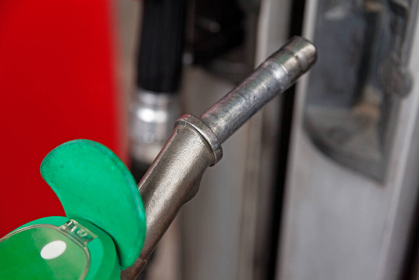 benzin üzemanyagként használt fúvóka és homályos háttér - Fotó, kép