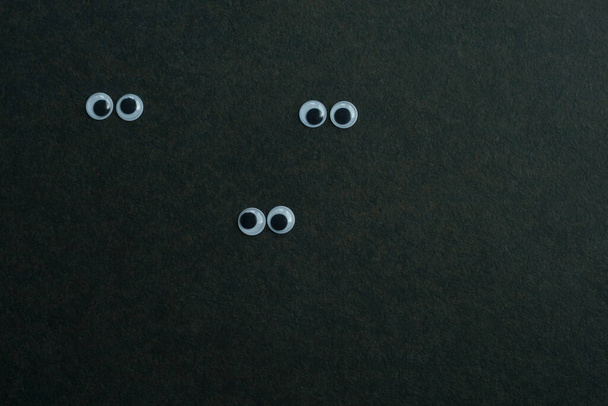 Vue de trois paires d'yeux sur un fond sombre
 - Photo, image
