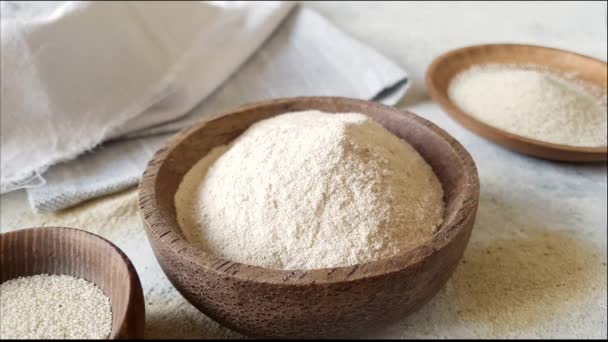 Surowa niegotowana mąka fonio w misce - Materiał filmowy, wideo