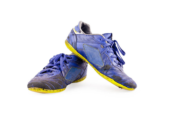 viejo usado azul desgastado futsal deportes zapatos en fondo blanco fútbol deportes objeto aislado
 - Foto, Imagen