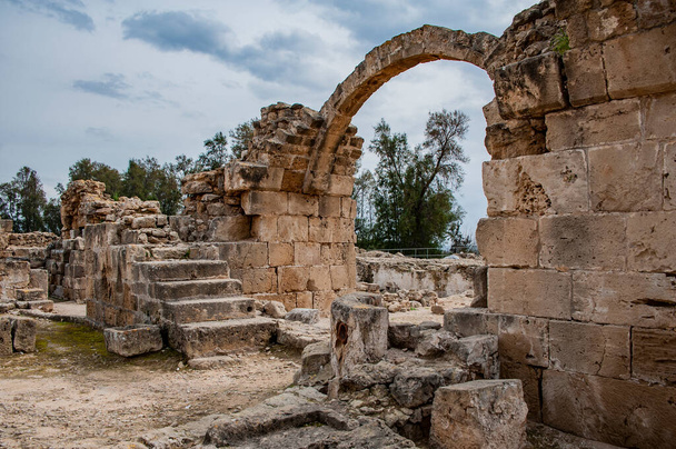 The 7th-century Byzantine fortress in Paphos was improved by the crusaders in 1200 and destroyed by a powerful earthquake 22 years later.      - Foto, afbeelding