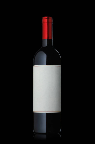 黒を基調とした赤イタリアワインのボトル.  - 写真・画像