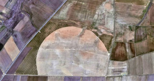 рассвет, композиция в масле и охре, дань Пикассо, абстрактная фотография испанских полей с воздуха, вид с воздуха, представление трудовых лагерей человека, абстрактное искусство
,  - Фото, изображение