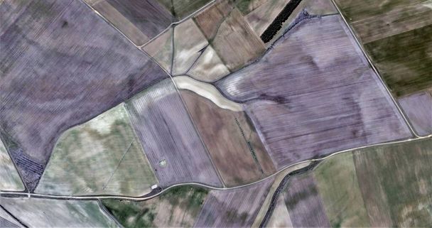 A anomalia, composição em malva e ocre, homenagem a Picasso, fotografia abstrata dos campos da Espanha a partir do ar, visão aérea, representação de campos de trabalho humano, arte abstrata
,  - Foto, Imagem