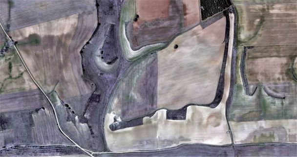 het stigma van de boer, samenstelling in kaasjeskruid en oker, eerbetoon aan Picasso, abstracte fotografie van de Spaanse velden vanuit de lucht, luchtfoto, representatie van menselijke werkkampen, abstracte kunst,  - Foto, afbeelding