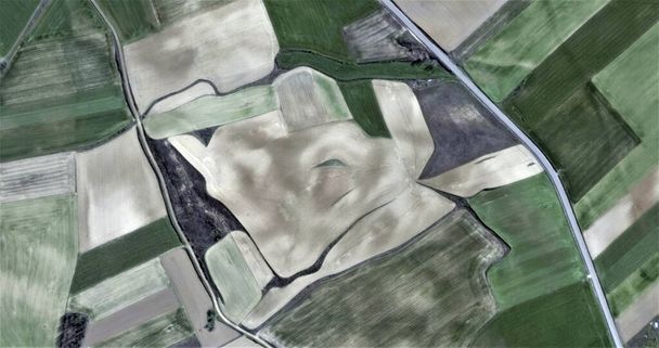 изолированные, дань Пикассо, абстрактная фотография испанских полей с воздуха, вид с воздуха, представление трудовых лагерей человека, абстрактное искусство
,  - Фото, изображение