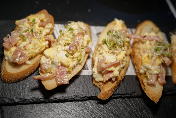 Geleneksel bruschetta carbonara, krem peynir, yumurta ve pastırma. Üst Görünüm - Resim - Fotoğraf, Görsel