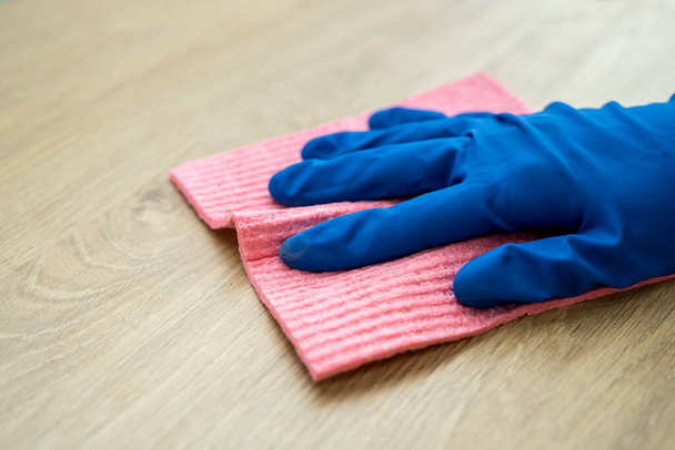woman doing kitchen cleaning chores with rubber gloves and rag. cleaning concept - Foto, afbeelding