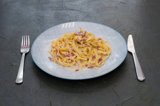 Herkullista pastajuustoa ja makkaraa. Perinteinen italialainen ruokalaji
 - Valokuva, kuva