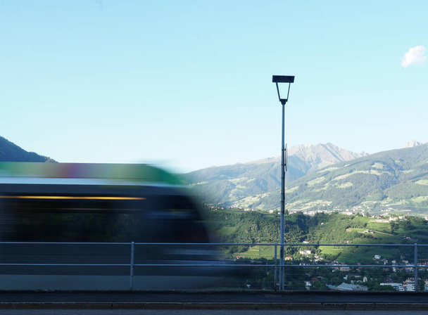 Treno regionale colorato in movimento, Merano, Alto Adige, Italia
. - Foto, immagini