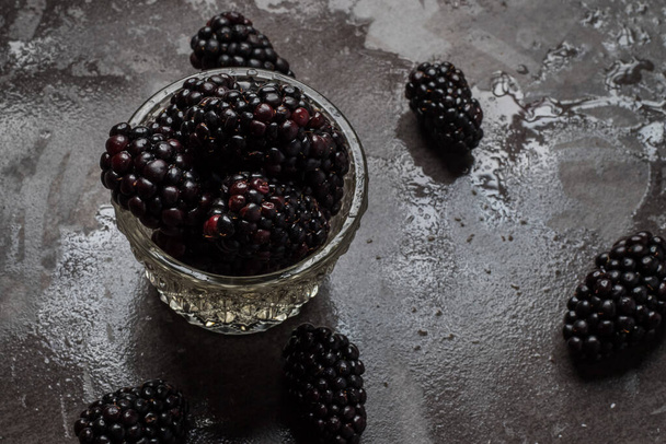 fresh blackberries in a glass bowl - Foto, Imagen
